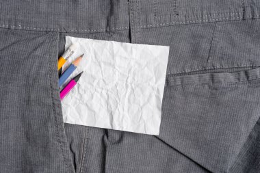 Resmi çalışma pantolonuön cebinde ekipman ve beyaz not kağıdı yazma. Erkek iş pantolonuna yerleştirilen notasyon kağıdı ile sabit kalem
