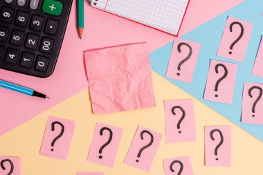 Karalanmış ve ufalanmış kağıtlar artı renkli zemin üzerinde ekipman yazma ile Matematik şeyler. Sabit, softhued tonda arka plan üzerinde notasyon levha ile karton