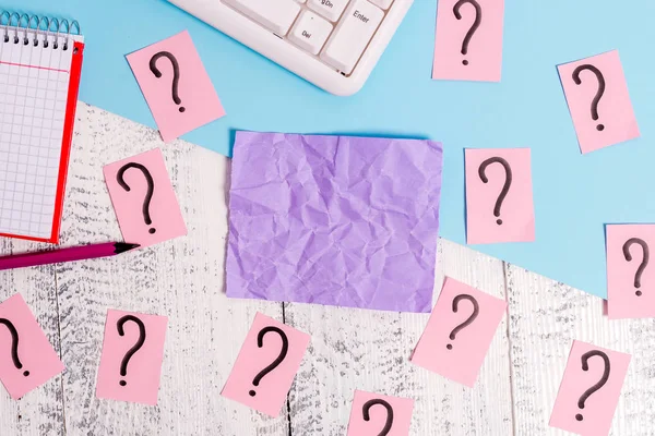 Schrijf apparatuur en computer spullen plus krabbelde papier geplaatst op een houten achtergrond. Stationaire, wiskunde boek blad in de buurt van tools van gegevensverwerkende machine boven witte tafel. — Stockfoto