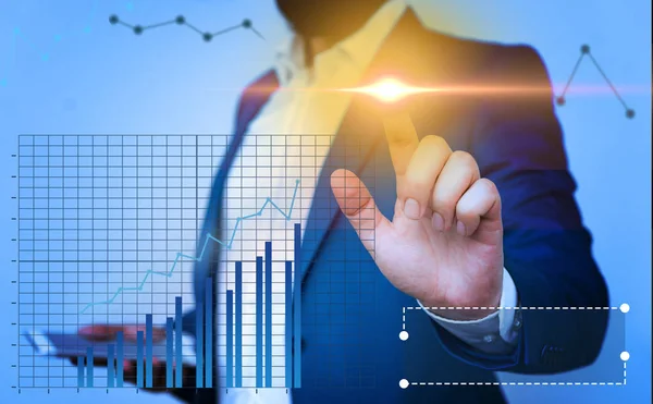 Balkendiagramm aufwachsen Verbesserungslinie und Mann zeigt auf Bildschirm. Geschäftsmann und Graphikdarstellung zunehmender Berichte. Bürokonzept und technologische Geräte. — Stockfoto