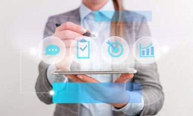 Kadın insan en son gelişmiş cihazlar kullanarak bir sunum sunuyor. Kadın nasıl akıllı gadget nasıl çalıştığını tanıtan resmi çalışma elbisesi giymek. modern yaşam fotoğrafı.