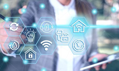 Kadın insan en son gelişmiş cihazlar kullanarak bir sunum sunuyor. Kadın nasıl akıllı gadget nasıl çalıştığını tanıtan resmi çalışma elbisesi giymek. modern yaşam fotoğrafı.