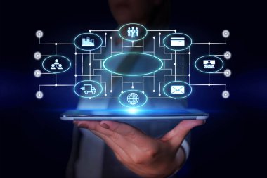 Kadın insan en son gelişmiş cihazlar kullanarak bir sunum sunuyor. Kadın nasıl akıllı gadget nasıl çalıştığını tanıtan resmi çalışma elbisesi giymek. modern yaşam fotoğrafı.