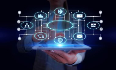 Kadın insan en son gelişmiş cihazlar kullanarak bir sunum sunuyor. Kadın nasıl akıllı gadget nasıl çalıştığını tanıtan resmi çalışma elbisesi giymek. modern yaşam fotoğrafı.