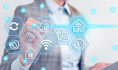 Kadın insan en son gelişmiş cihazlar kullanarak bir sunum sunuyor. Kadın nasıl akıllı gadget nasıl çalıştığını tanıtan resmi çalışma elbisesi giymek. modern yaşam fotoğrafı.