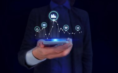 Kadın insan en son gelişmiş cihazlar kullanarak bir sunum sunuyor. Kadın nasıl akıllı gadget nasıl çalıştığını tanıtan resmi çalışma elbisesi giymek. modern yaşam fotoğrafı.