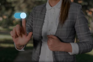 Kadın insan en son gelişmiş cihazlar kullanarak bir sunum sunuyor. Kadın nasıl akıllı gadget nasıl çalıştığını tanıtan resmi çalışma elbisesi giymek. modern yaşam fotoğrafı.