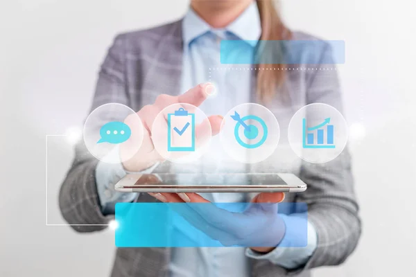 Mujer humana presentando una presentación utilizando los últimos dispositivos sofisticados. La mujer usa un traje de trabajo formal que presenta cómo funciona el gadget inteligente. foto de la vida moderna . — Foto de Stock