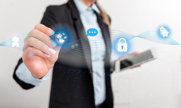 Женщина-человек представляет презентацию с использованием самых современных устройств. Женщина носит официальный рабочий костюм, представляя, как работает умный гаджет. фото современной жизни
.