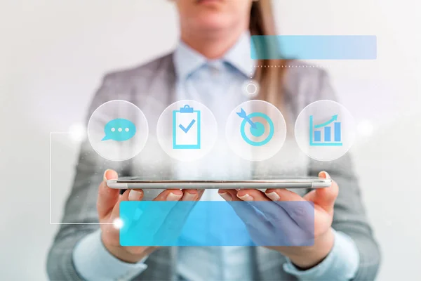 Mujer humana presentando una presentación utilizando los últimos dispositivos sofisticados. La mujer usa un traje de trabajo formal que presenta cómo funciona el gadget inteligente. foto de la vida moderna . — Foto de Stock