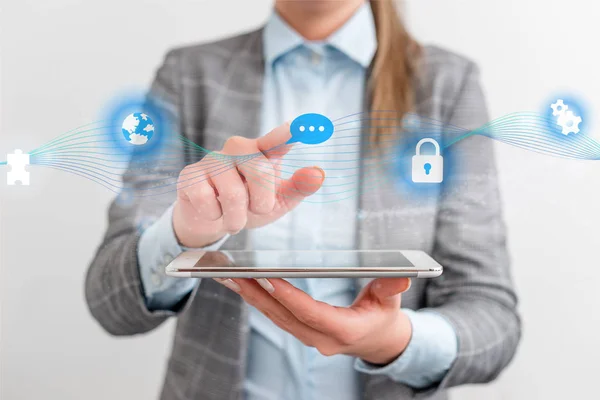 Mujer humana presentando una presentación utilizando los últimos dispositivos sofisticados. La mujer usa un traje de trabajo formal que presenta cómo funciona el gadget inteligente. foto de la vida moderna . — Foto de Stock