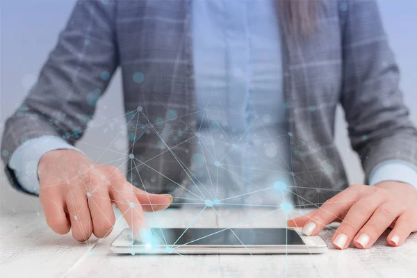 Mujer humana presentando una presentación utilizando los últimos dispositivos sofisticados. La mujer usa un traje de trabajo formal que presenta cómo funciona el gadget inteligente. foto de la vida moderna . — Foto de Stock