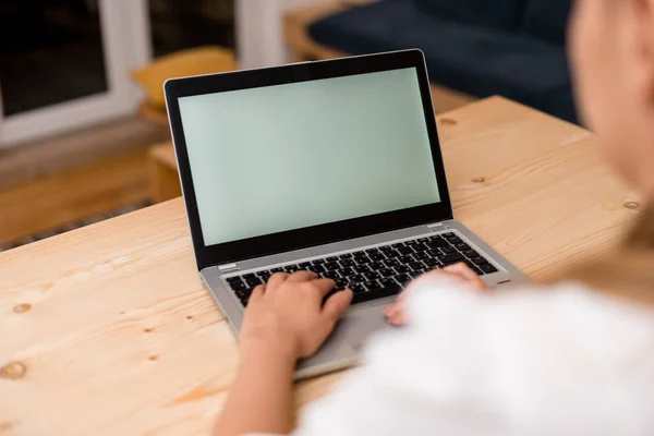 Genç bayan iki eliyle bilgisayarda bir dizüstü bilgisayar kullanıyor. Sol el siyah klavyede, diğeri dokunmatik yüzeyde. Ofis malzemeleri, teknolojik cihazlar ve ahşap masa. — Stok fotoğraf