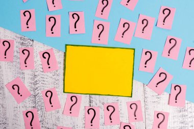 Ahşap masanın üzerine yerleştirilen kalın renkli karton ile karalanmış ve ufalanmış levha. Klasik fon üzerinde ekipman yazma. Düz düzenleme sanatsal yolu fotoğraf bırakır