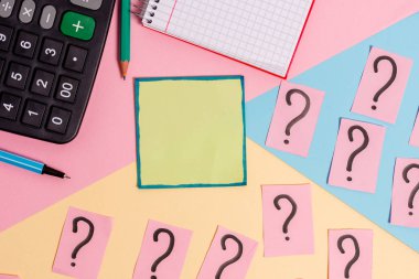 Karalanmış ve ufalanmış kağıtlar artı renkli zemin üzerinde ekipman yazma ile Matematik şeyler. Sabit, softhued tonda arka plan üzerinde notasyon levha ile karton