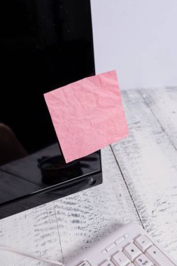 Notasyon kağıdı, tahta masanın üzerindeki beyaz klavyenin yanındaki siyah bilgisayar ekranına yapışır. Pc monitör üzerinde bantlı pembe not levha ile qwerty yakın yerleştirilir.