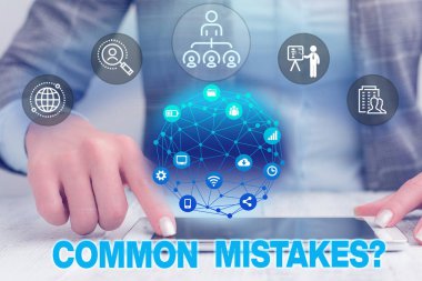 Sık Hatalar sorusunu gösteren metin işareti. Kavramsal fotoğraf tekrar hareket veya yargı yanlış veya yanlış Kadın insan giyim resmi iş elbisesi sunum sunan akıllı cihaz.