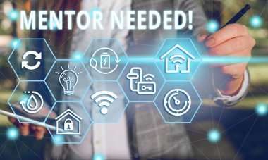 Kelime yazma metin Mentor Gerekli. Danışman olarak kıdemli atanan hareket altında Çalışan eğitimi için İş konsepti Kadın insan giyim resmi iş elbisesi sunum sunan akıllı cihaz.