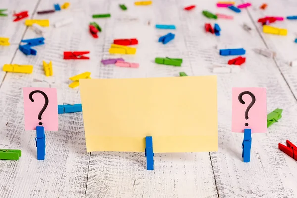 Gekritzelte und zerbröselte Papiere mit Büroklammern auf dem Holztisch. Schreibgeräte über klassischem Hintergrund. künstlerische Wege der flachen Laienfotografie — Stockfoto