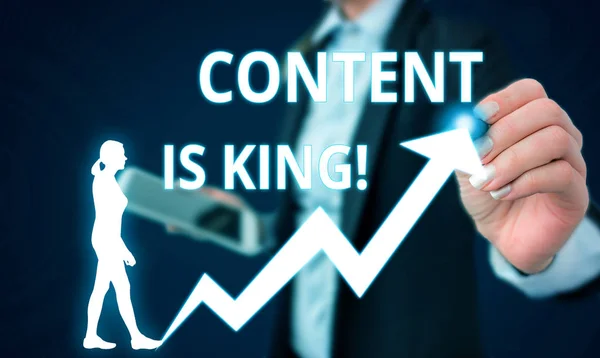 Écriture conceptuelle montrant Content Is King. Business photo texte marketing focalisé visibilité croissante non payé résultats de la recherche Femme costume de travail formel vêtements humains présentant appareil intelligent . — Photo