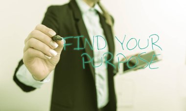 Amacınızı Bul sorusunu gösteren not yazma. İş fotoğraf bir şey için neden vitrine yapılır ya da iş kadını ile siyah suit kavramı dijital iş var.