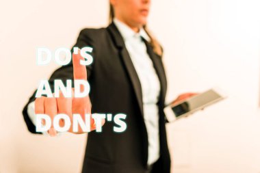 Do S Is And Dont S Is.İş fotoğraf metin danışmanlık Kuralları veya gümrük iş kadını ile siyah suit kavramı bazı faaliyet Dijital iş ile ilgili gösteren kavramsal el yazısı.