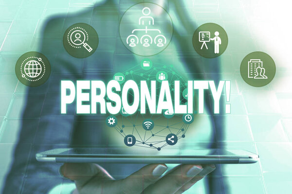 Концептуальный почерк, показывающий личность. Комбинация деловых фотографий, формирующих индивидуальный характер, и формальный рабочий костюм, представляющий собой умное устройство
.