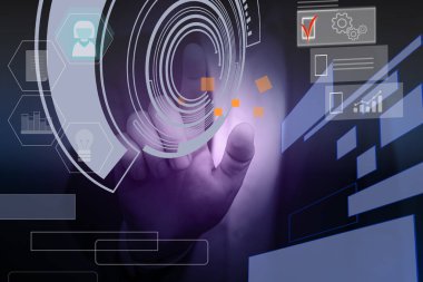 Erkek insan en son gelişmiş cihazları kullanarak sunum yapıyor. Adam, akıllı aletlerin nasıl çalıştığını gösteren resmi bir takım elbise giyiyor. Modern hayatın fotoğrafı..