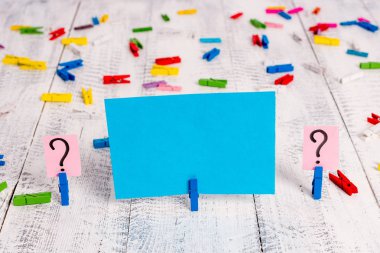 Tahta masaya yerleştirilen ataçlarla karalanmış ve parçalanan kağıtlar. Kırtasiye artı klasik fon üzerinde yazma araçları. Düz yatıyordu fotoğrafçılık sanatsal yolları