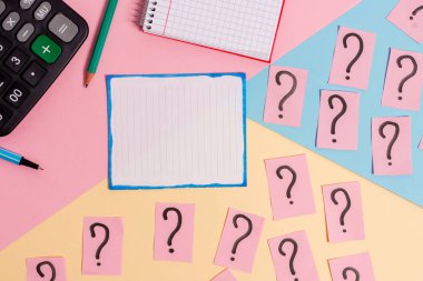 Karalanmış ve ufalanmış kağıtlar artı renkli zemin üzerinde ekipman yazma ile Matematik şeyler. Sabit, softhued tonda arka plan üzerinde notasyon levha ile karton