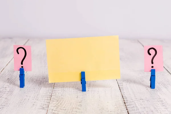 Gekritzelte und zerbröselte Papiere mit Büroklammern auf dem Holztisch. Schreibgeräte über klassischem Hintergrund. künstlerische Wege der flachen Laienfotografie — Stockfoto