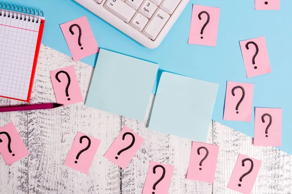 Schrijf apparatuur en computer spullen plus krabbelde papier geplaatst op een houten achtergrond. Stationaire, wiskunde boek blad in de buurt van tools van gegevensverwerkende machine boven witte tafel. — Stockfoto