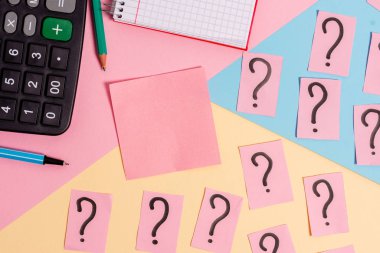 Karalanmış ve ufalanmış kağıtlar artı renkli zemin üzerinde ekipman yazma ile Matematik şeyler. Sabit, softhued tonda arka plan üzerinde notasyon levha ile karton