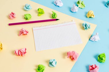 Renkli buruşuk levhalar ve boş dikdörtgen şekilli hatırlatma notu mavi bir arka plan ve sarı kare ortasında yerleştirilir. Ofis malzemeleri, bağlantı elemanı.