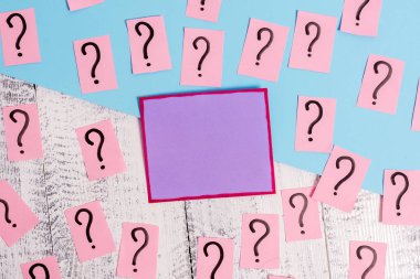 Ahşap masanın üzerine yerleştirilen kalın renkli karton ile karalanmış ve ufalanmış levha. Klasik fon üzerinde ekipman yazma. Düz düzenleme sanatsal yolu fotoğraf bırakır