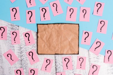 Ahşap masanın üzerine yerleştirilen kalın renkli karton ile karalanmış ve ufalanmış levha. Klasik fon üzerinde ekipman yazma. Düz düzenleme sanatsal yolu fotoğraf bırakır