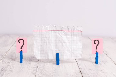 Tahta masaya yerleştirilen ataçlarla karalanmış ve parçalanan kağıtlar. Kırtasiye artı klasik fon üzerinde yazma araçları. Düz yatıyordu fotoğrafçılık sanatsal yolları