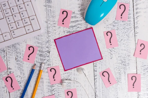 Schrijf apparatuur en computer spullen plus krabbelde papier geplaatst op een houten achtergrond. Stationair, notitie blad in de buurt van gereedschappen van gegevensverwerkende machine boven witte tafel. — Stockfoto