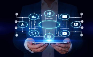 Erkek insan en son gelişmiş cihazları kullanarak sunum yapıyor. Adam, akıllı aletlerin nasıl çalıştığını gösteren resmi bir takım elbise giyiyor. Modern hayatın fotoğrafı..