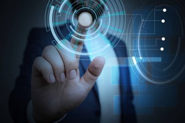 Erkek insan en son gelişmiş cihazları kullanarak sunum yapıyor. Adam, akıllı aletlerin nasıl çalıştığını gösteren resmi bir takım elbise giyiyor. Modern hayatın fotoğrafı..