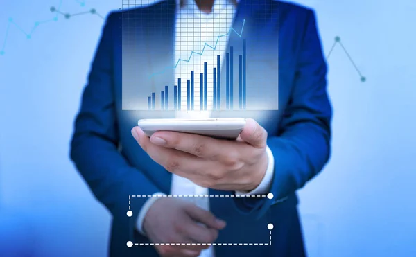 스마트 폰 태블릿 컴퓨터를 들고 개선 라인과 남자를 성장 막대 차트. 사업가 및 증가 보고서의 그래프. 사무실 비즈니스 개념 및 기술 장치. — 스톡 사진