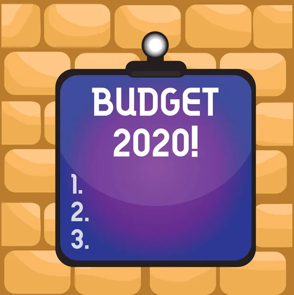 Χειρόγραφο κείμενο γραφής προϋπολογισμός 2020. Concept έννοια εκτίμηση του εισοδήματος και των δαπανών για το επόμενο ή το τρέχον έτος πρόχειρο πολύχρωμο φόντο ελατήριο κλιπ κολλήσει δεσμεύει άδειο πλαίσιο σανίδα. — Φωτογραφία Αρχείου