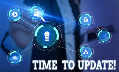 Güncelleştirme Zamanı'nı gösteren not yazma. İş fotoğraf vitrin bu bir şey daha modern yeni Kadın yapmak için doğru zaman resmi iş elbisesi akıllı cihaz kullanarak sunum sunan giymek.