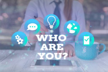 El yazısı metin Kimsin Soru. Kavram birisi kimlik veya gösteren bilgi hakkında soran Kadın insan giyim resmi iş elbisesi sunum sunan akıllı cihaz.