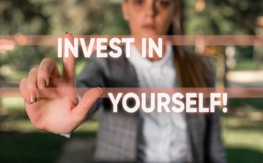 Kelime yazma metin Invest In Yourself. Yeni şeyler veya malzemeler öğrenmek için iş konsepti böylece boş alana parmak ile işaret doğada çok daha iyi İş kadını yapma.