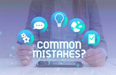 El yazısı metin Ortak Hatalar Soru. Kavram anlamı tekrar hareket veya yargı yanlış bir şey yanlış kadın simgeler akıllı bilgisayar tablet ofis kaynağı teknolojik cihaz yapma yanlış.