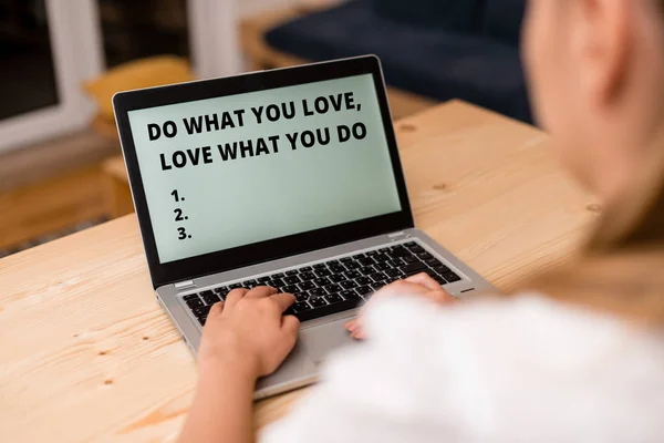 Conceptuele hand schrijven tonen doen wat je liefde liefde wat je doet. Zakelijke foto tekst nastreven van uw dromen of passies in leven vrouw met laptop smartphone en kantoorbenodigdheden technologie. — Stockfoto