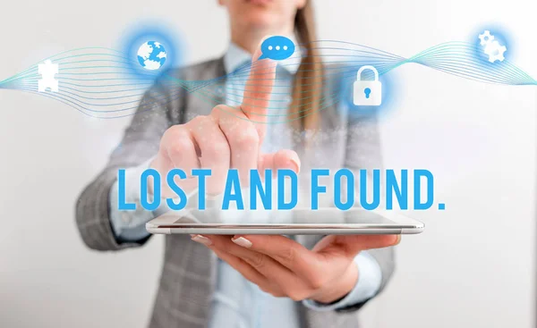 Scrittura concettuale a mano che mostra Lost And Found. Testo della foto aziendale un luogo dove gli oggetti smarriti vengono memorizzati fino a quando non hanno recuperato l'usura femminile umana abito da lavoro formale che presenta dispositivo intelligente . — Foto Stock