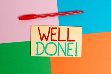 Aferin Done'yi gösteren kavramsal el yazısı. İş fotoğraf metin bir şey için gösteren veya grup öven kullanılan iyi bir şekilde Office cihaz kare masa çalışma malzemeleri kağıt etiket yaptık.