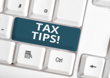 Vergi İpuçları yazma el yazısı metin. Kavram anlamı devlet geliri için zorunlu katkı beyaz arka plan anahtar kopyalama alanı üzerinde boş not kağıdı ile hükümet Beyaz pc klavye tarafından alınan.